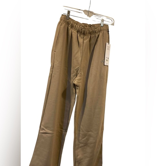 NWT Alo Yoga accolade straight leg pants GRAVEL Size S - Picture 2 of 4